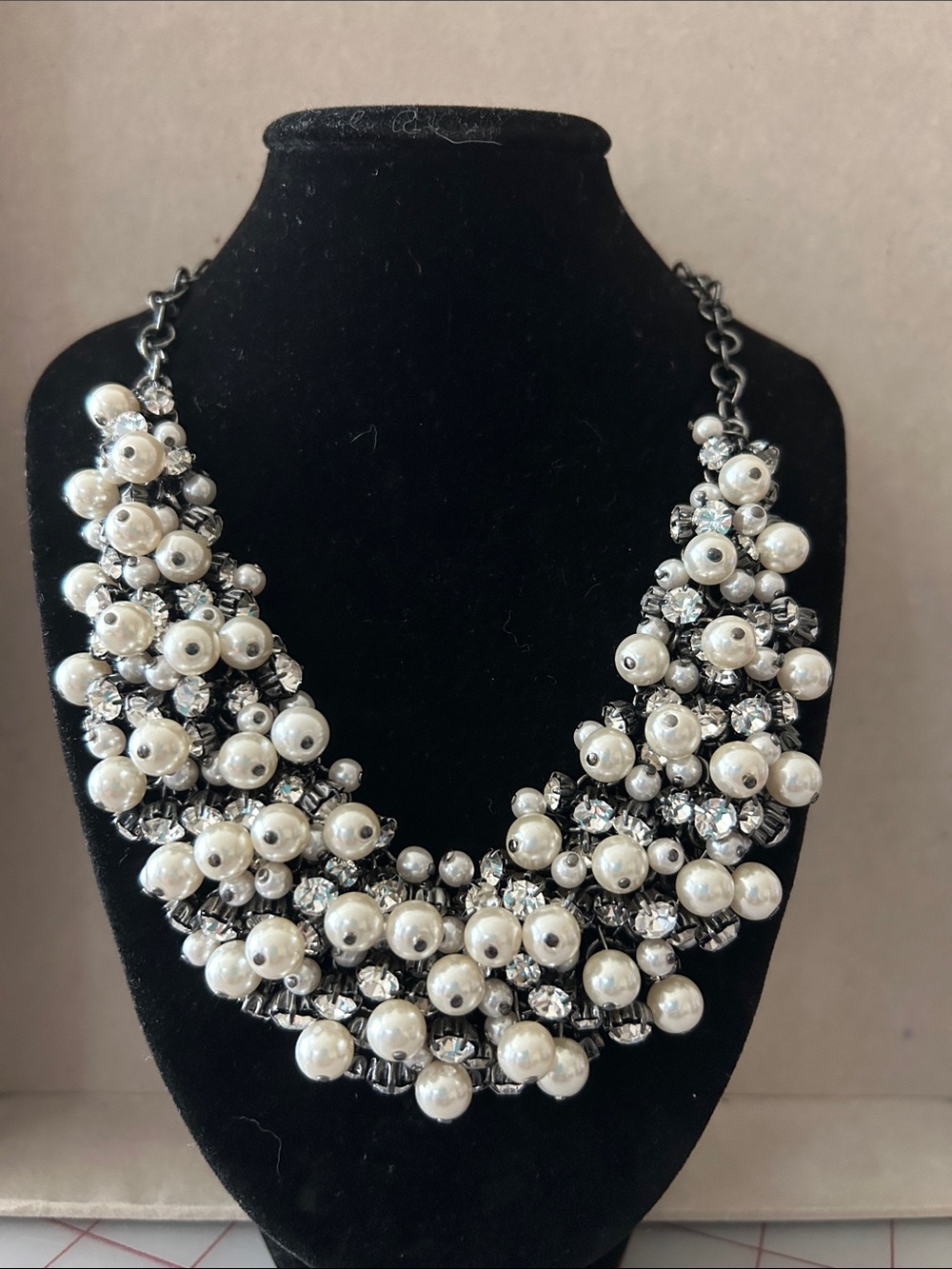 Elegant Pearl Cluster Statement Necklace - White Pearls